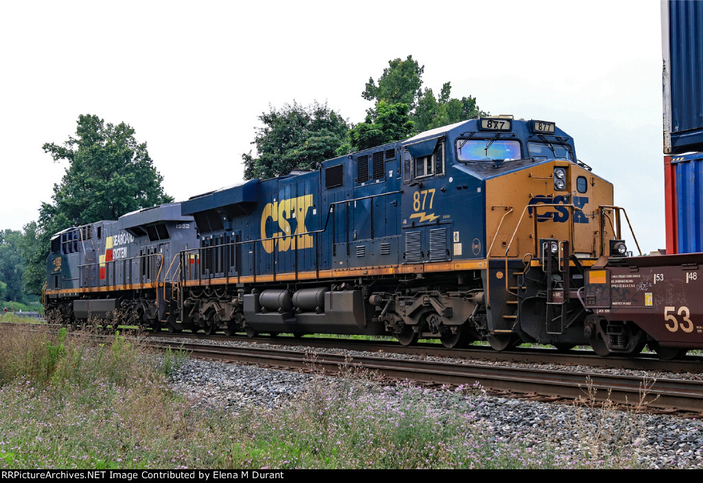 CSX 877 on I-008